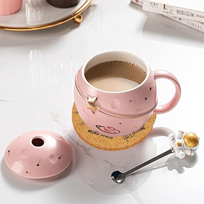 Kawaii Astronaut Cup Space Embossed Planet Mug, Cute Ceramic Coffee Mug, Novelty Mug with Lid and Spoon for Coffee, Tea, Milk, Aesthetic Room Decor Funny Gift for Girl Boy Women((Pink)