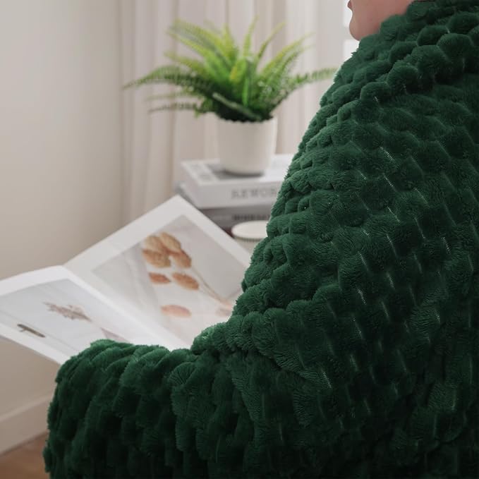 Puncuntex Dark Green Throw Blanket 60"×80" inches Fuzzy 3D Jacquard Decorative Flannel Fleece Super Soft Plush Cozy Blanket for Couch Sofa Chair Lightweight
