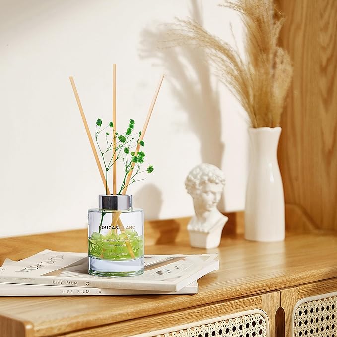 ROUCAS BLANC Reed Diffuser Set with Preserved Flowers, Lemon and Bergamot Scented Diffuser with Sticks, Room Decor & Bathroom Decor, Aromatherapy Home Fragrance Gift Set (California Cinnamon)