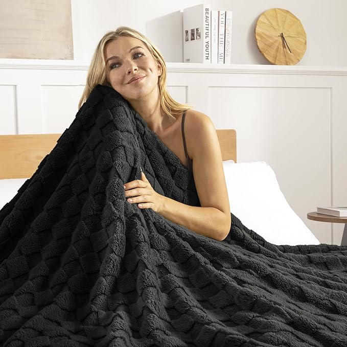 Exclusivo Mezcla Fleece Throw Blanket for Couch,Super Soft and Warm Lightweight Checkered Pattern Blankets for All Seasons, 50x60 Inches, Black