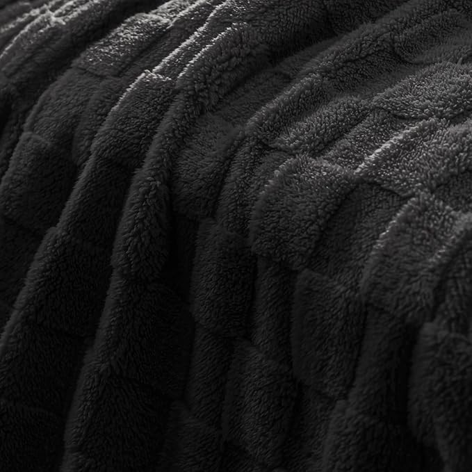 Exclusivo Mezcla Twin Size Flannel Fleece Blanket, Super Soft and Warm Lightweight Checkered Pattern Blankets for All Seasons, 60x80 Inches, Black