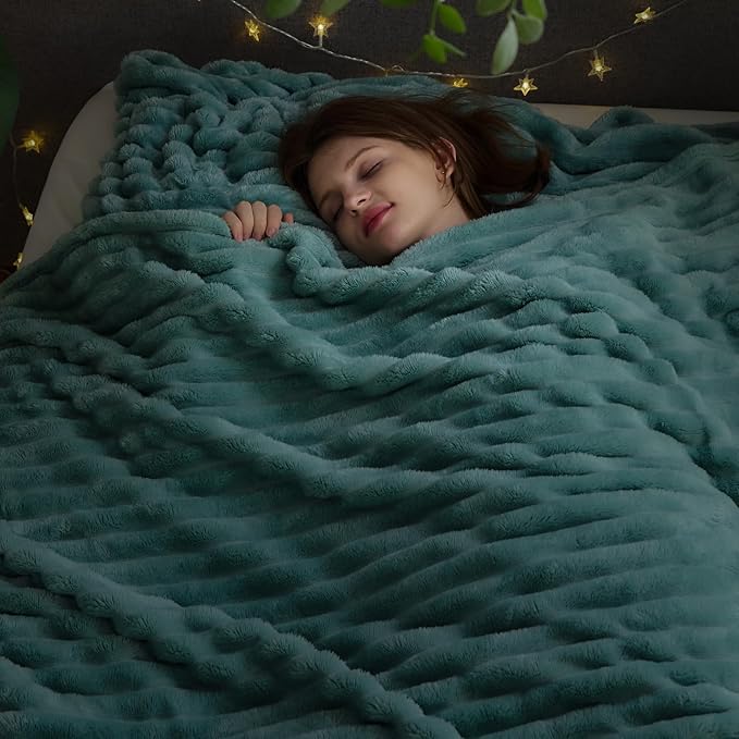 NEWCOSPLAY Super Soft King Blanket Mint Green Premium Silky Flannel Fleece 3D Ribbed Jacquard Lightweight Bed Blanket All Season Use (Mint Green Ribbed, King(90"x110"))
