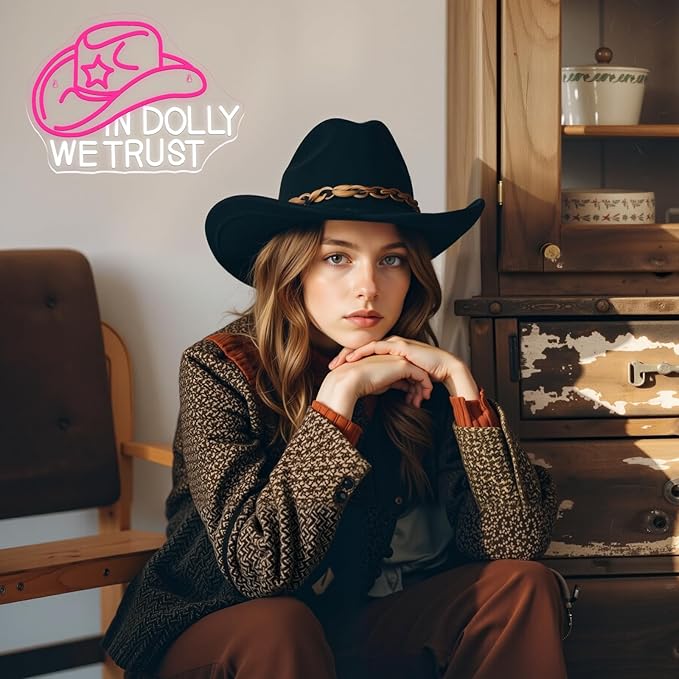 In Dolly We Trust Neon Sign Dimmable Cowgirl Hat Led Signs for Wall Decor LED USB Powered Western Retro Style Neon Light Sign for Club Home Party Bar Girls Bedroom Decoration Birthday Gifts