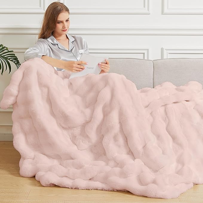 Cozy Faux Fur Throw Blanket for Living Room Bedroom 60x80 Thick Ultra Soft Pink Fuzzy Throw Blanket Fluffy Furry Bed Comforter Home Gifts 860 GSM