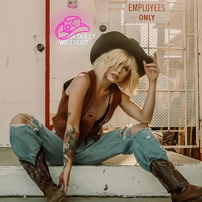In Dolly We Trust Neon Sign Dimmable Cowgirl Hat Led Signs for Wall Decor LED USB Powered Western Retro Style Neon Light Sign for Club Home Party Bar Girls Bedroom Decoration Birthday Gifts