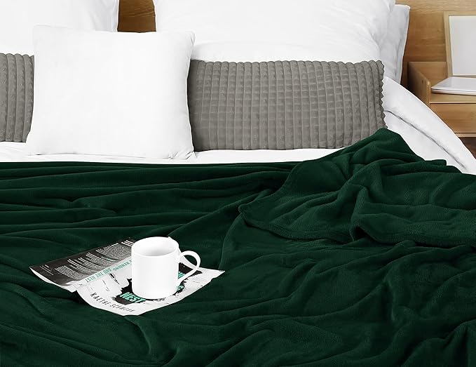 Utopia Bedding Forest Green Fleece Blanket Twin Size Lightweight Fuzzy Soft Anti-Static Microfiber Bed Blanket (90x66 Inch)