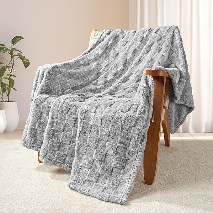 Exclusivo Mezcla Fleece Throw Blanket for Couch,Super Soft and Warm Lightweight Checkered Pattern Blankets for All Seasons, 50x60 Inches, Light Grey