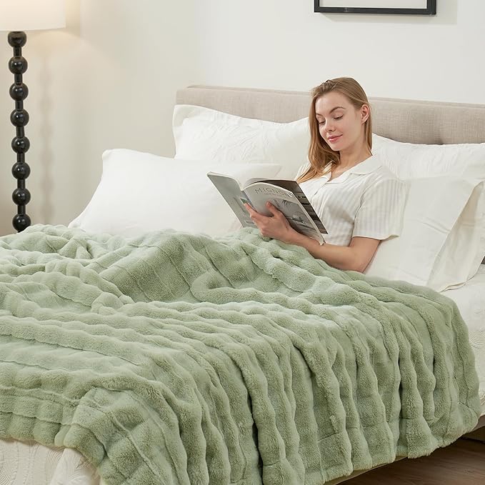 Cozy Bliss Fluffy Queen Size Throw Blankets for Bed,Lightweight Cozy Soft Green Faux Fur Throw Blankets for Sofa Bedroom Living Room,90x90 Inches