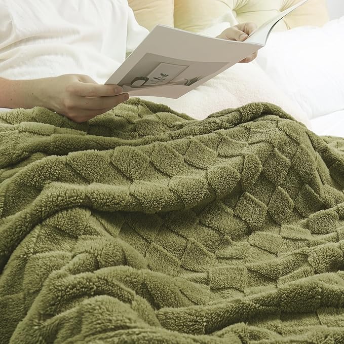 Exclusivo Mezcla Fleece Throw Blanket for Couch,Super Soft and Warm Lightweight Checkered Pattern Blankets for All Seasons, 50x60 Inches, Olive Green