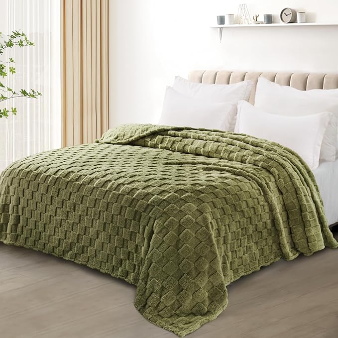 Exclusivo Mezcla Twin Size Flannel Fleece Blanket, Super Soft and Warm Lightweight Checkered Pattern Blankets for All Seasons, 60x80 Inches, Olive Green