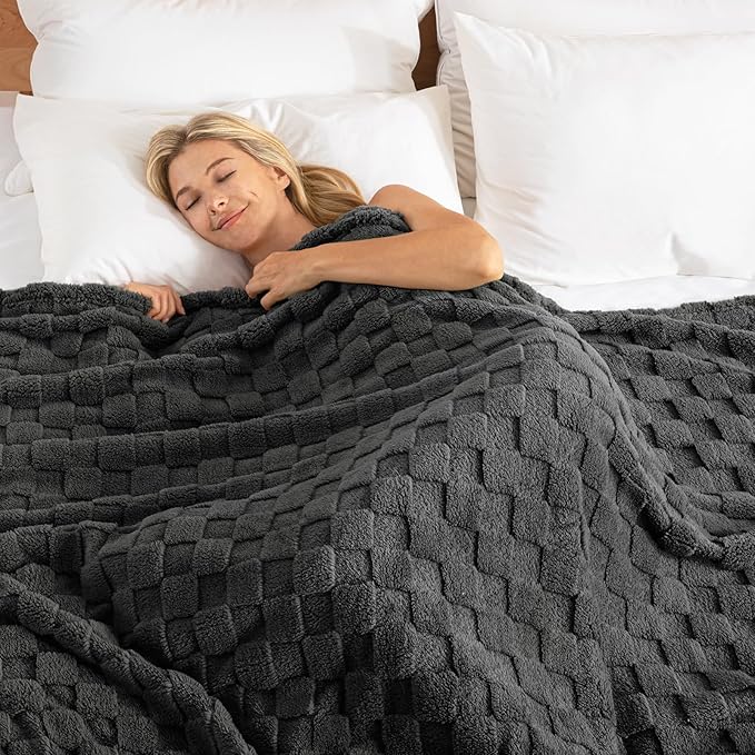 Exclusivo Mezcla Queen Size Flannel Fleece Blanket, Super Soft and Warm Lightweight Checkered Pattern Blankets for All Seasons, 90x90 Inches, Dark Grey