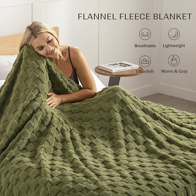Exclusivo Mezcla Twin Size Flannel Fleece Blanket, Super Soft and Warm Lightweight Checkered Pattern Blankets for All Seasons, 60x80 Inches, Olive Green