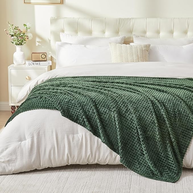 EMME Fleece Blanket, 3D Jacquard Throw Blanket for Couch and Bed, Soft Cozy and Fluffy Blankets Lightweight Luxury Flannel with Geometric Grid Design (Dark Green, 50" x 60")