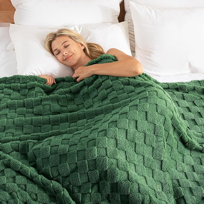 Exclusivo Mezcla Twin Size Flannel Fleece Blanket, Super Soft and Warm Lightweight Checkered Pattern Blankets for All Seasons, 60x80 Inches, Forest Green