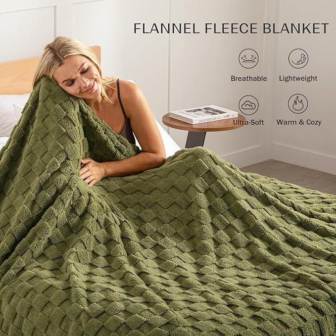 Exclusivo Mezcla King Size Flannel Fleece Blanket, Super Soft and Warm Lightweight Checkered Pattern Blankets for All Seasons, 90x104 Inches, Olive Green