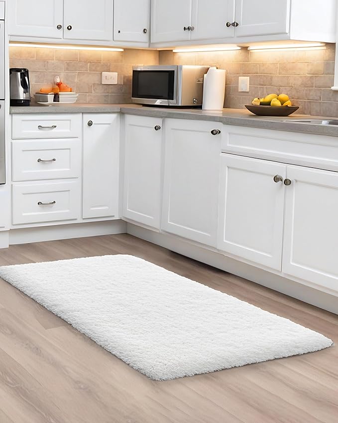 ILANGO White Bathroom Rugs 32" × 20" Non Slip & Super Absorbent Extra Thick Soft, Washable Bath Mat for Floor, Microfiber Plush Shaggy Bath Rug with Rubber for Bathtub Shower Room Sink