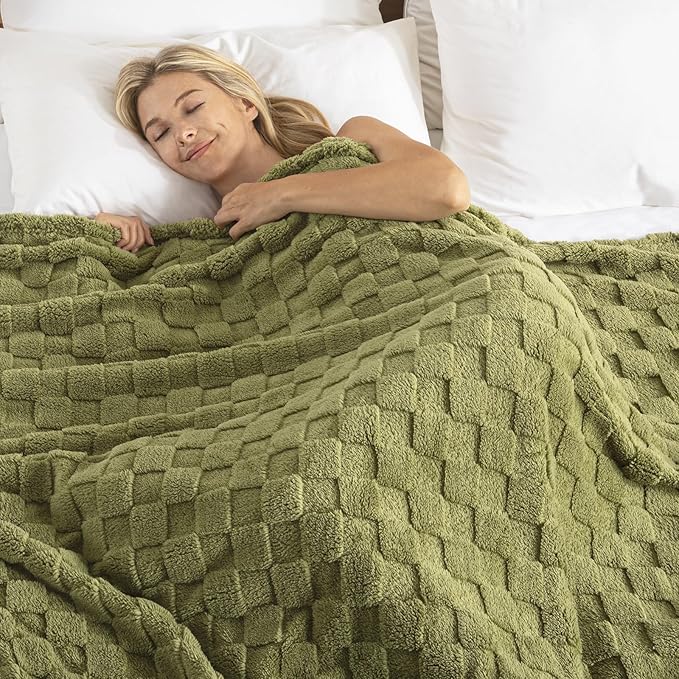 Exclusivo Mezcla Twin Size Flannel Fleece Blanket, Super Soft and Warm Lightweight Checkered Pattern Blankets for All Seasons, 60x80 Inches, Olive Green
