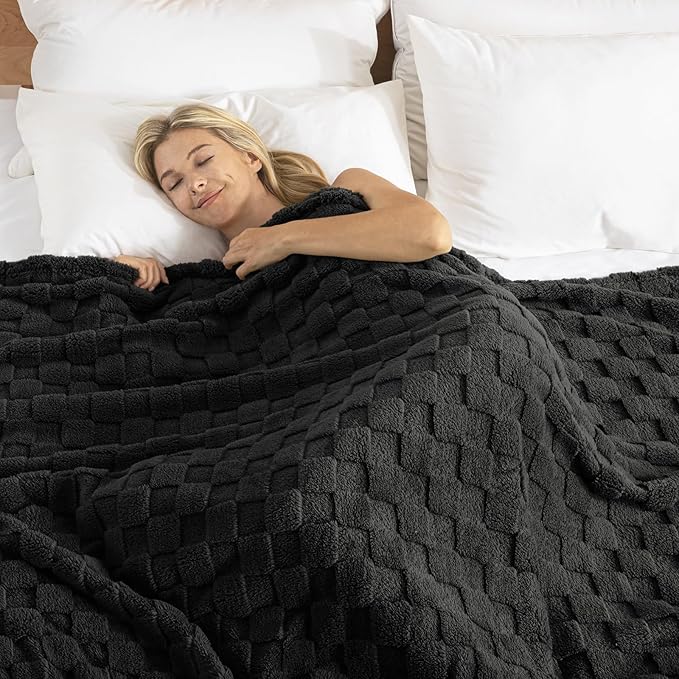 Exclusivo Mezcla Twin Size Flannel Fleece Blanket, Super Soft and Warm Lightweight Checkered Pattern Blankets for All Seasons, 60x80 Inches, Black