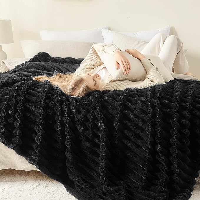 NEWCOSPLAY Super Soft King Blanket Black Premium Silky Flannel Fleece 3D Ribbed Jacquard Lightweight Bed Blanket All Season Use (Black Ribbed, King(90"x110"))
