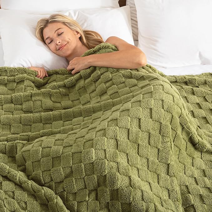 Exclusivo Mezcla King Size Flannel Fleece Blanket, Super Soft and Warm Lightweight Checkered Pattern Blankets for All Seasons, 90x104 Inches, Olive Green
