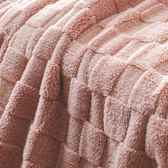 Exclusivo Mezcla Twin Size Flannel Fleece Blanket, Super Soft and Warm Lightweight Checkered Pattern Blankets for All Seasons, 60x80 Inches, Pink
