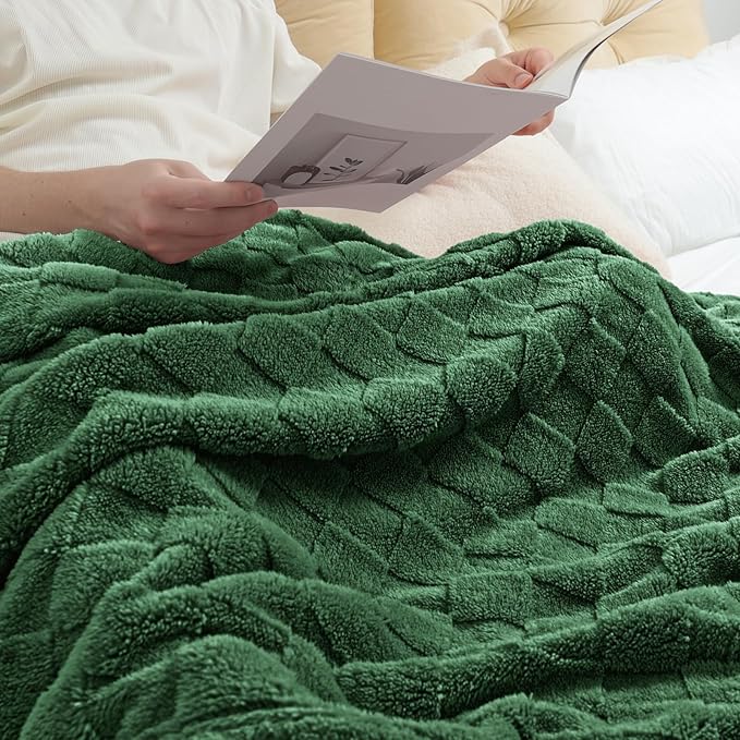 Exclusivo Mezcla Fleece Throw Blanket for Couch,Super Soft and Warm Lightweight Checkered Pattern Blankets for All Seasons, 50x60 Inches, Forest Green