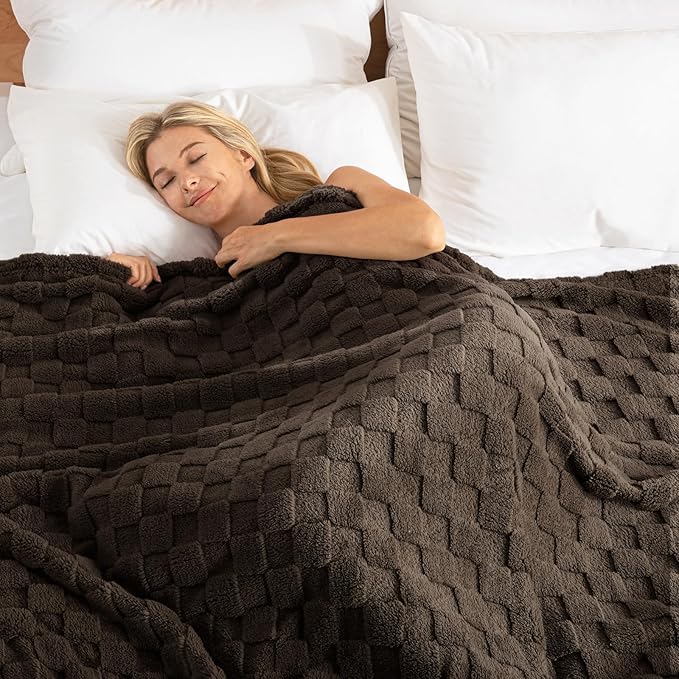 Exclusivo Mezcla Queen Size Flannel Fleece Blanket, Super Soft and Warm Lightweight Checkered Pattern Blankets for All Seasons, 90x90 Inches, Coffee