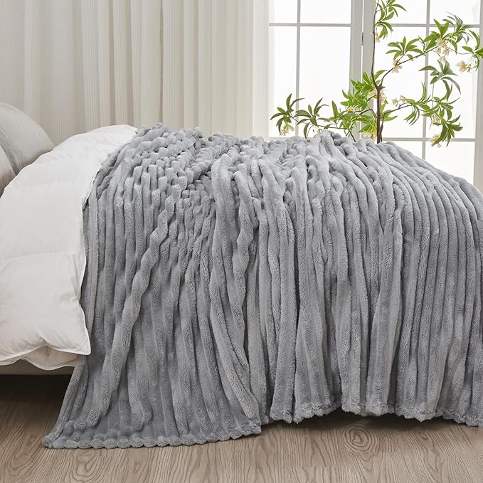 NEWCOSPLAY Super Soft Queen Blanket Light Grey Premium Silky Flannel Fleece 3D Ribbed Jacquard Lightweight Bed Blanket All Season Use (Light Grey Ribbed, Queen(90"x90"))