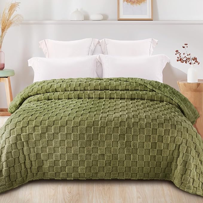 Exclusivo Mezcla King Size Flannel Fleece Blanket, Super Soft and Warm Lightweight Checkered Pattern Blankets for All Seasons, 90x104 Inches, Olive Green