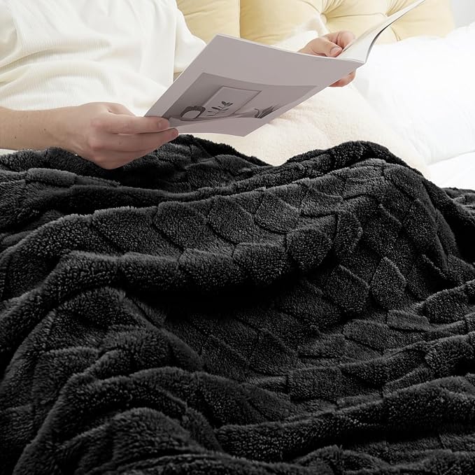 Exclusivo Mezcla Fleece Throw Blanket for Couch,Super Soft and Warm Lightweight Checkered Pattern Blankets for All Seasons, 50x60 Inches, Black