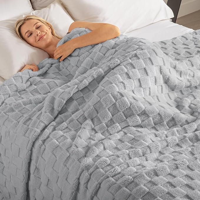 Exclusivo Mezcla Twin Size Flannel Fleece Blanket, Super Soft and Warm Lightweight Checkered Pattern Blankets for All Seasons, 60x80 Inches, Light Grey