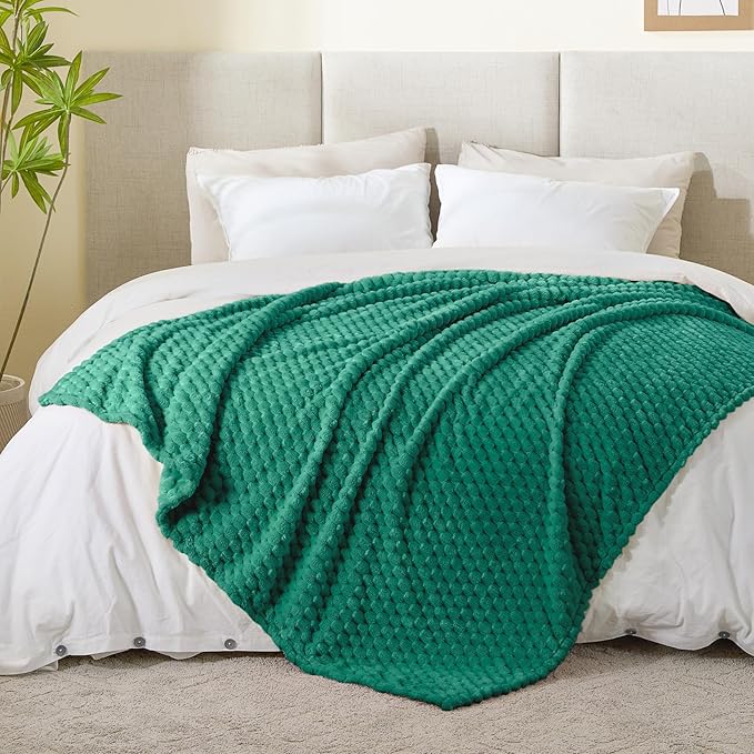 BEDELITE Fleece Throw Blanket for Couch & Bed - 3D Jacquard Decorative Dark Green Blanket, Super Soft and Cozy Warm Fuzzy Blanket All Seasons Suitable, 60x80Inches