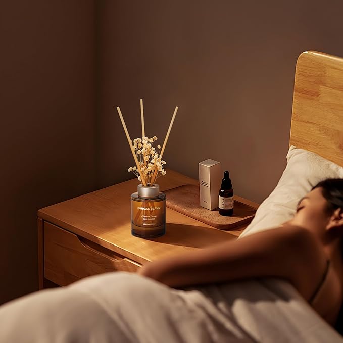 ROUCAS BLANC Reed Diffuser Set with Preserved Flowers, Tonka Bean and Woody Scented Diffuser with Sticks, 4.22 fl.oz., Room Decor & Bathroom Decor, Aromatherapy Home Fragrance Diffuser Non-Toxic Gift