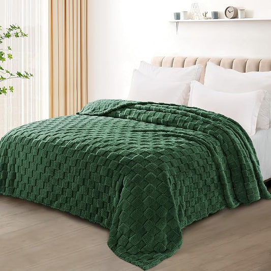 Exclusivo Mezcla Twin Size Flannel Fleece Blanket, Super Soft and Warm Lightweight Checkered Pattern Blankets for All Seasons, 60x80 Inches, Forest Green