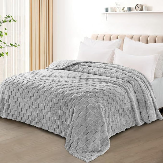 Exclusivo Mezcla Twin Size Flannel Fleece Blanket, Super Soft and Warm Lightweight Checkered Pattern Blankets for All Seasons, 60x80 Inches, Light Grey