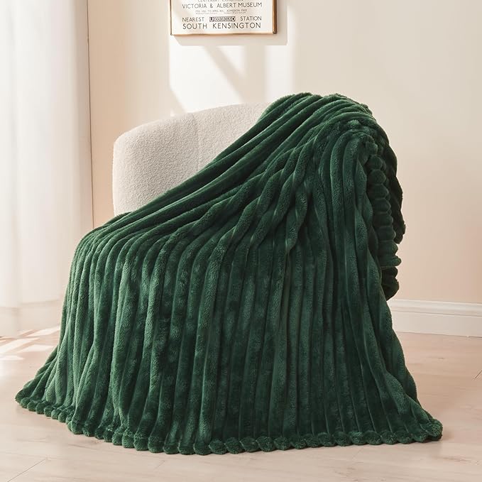 NEWCOSPLAY Super Soft Queen Blanket Dark Green Premium Silky Flannel Fleece 3D Ribbed Jacquard Lightweight Bed Blanket All Season Use (Dark Green Ribbed, Queen(90"x90"))