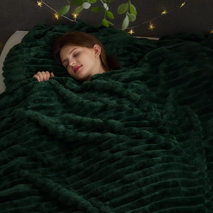 NEWCOSPLAY Super Soft Queen Blanket Dark Green Premium Silky Flannel Fleece 3D Ribbed Jacquard Lightweight Bed Blanket All Season Use (Dark Green Ribbed, Queen(90"x90"))