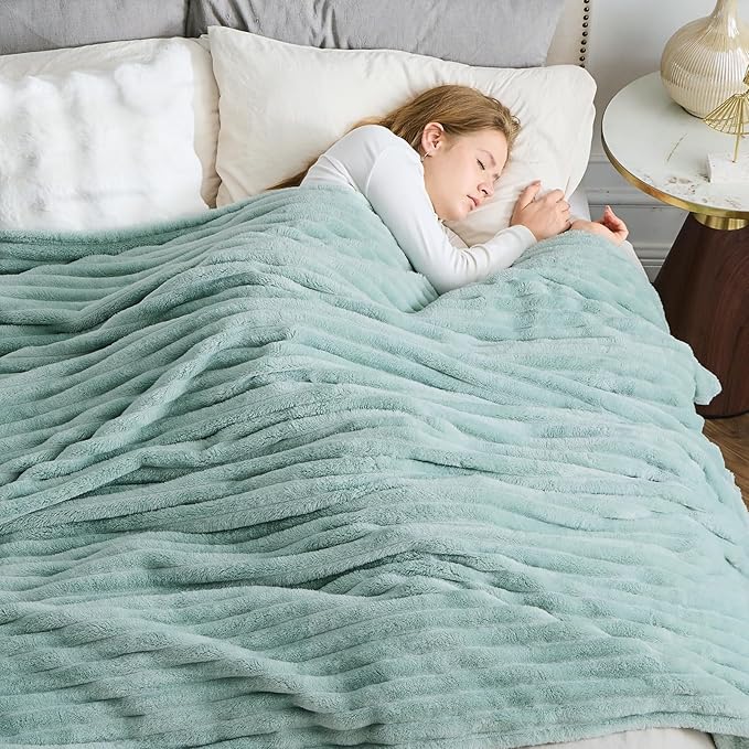 NEWCOSPLAY Super Soft Queen Blanket New Sage Green Premium Silky Flannel Fleece 3D Ribbed Jacquard Lightweight Bed Blanket All Season Use (New Sage Green Ribbed, Queen(90"x90"))