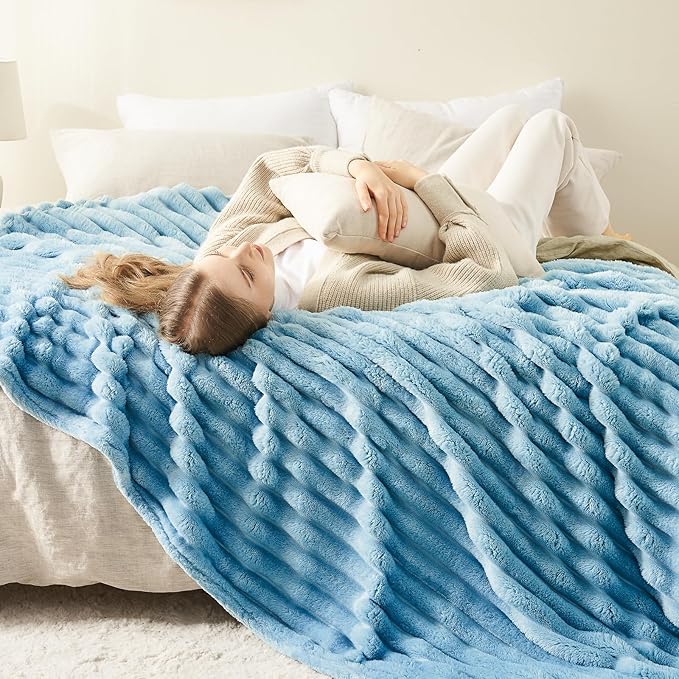 NEWCOSPLAY Super Soft King Blanket Blue Premium Silky Flannel Fleece 3D Ribbed Jacquard Lightweight Bed Blanket All Season Use (Blue Ribbed, King(90"x110"))