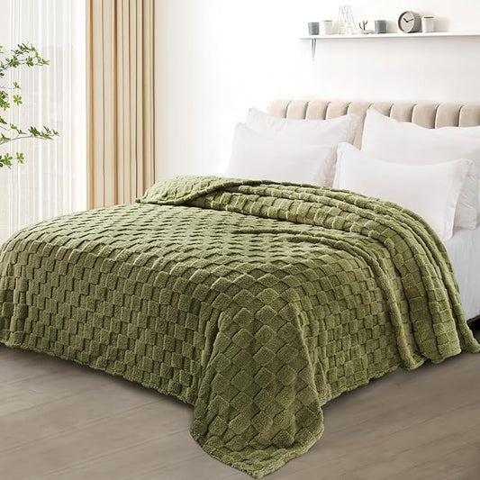 Exclusivo Mezcla Twin Size Flannel Fleece Blanket, Super Soft and Warm Lightweight Checkered Pattern Blankets for All Seasons, 60x80 Inches, Olive Green
