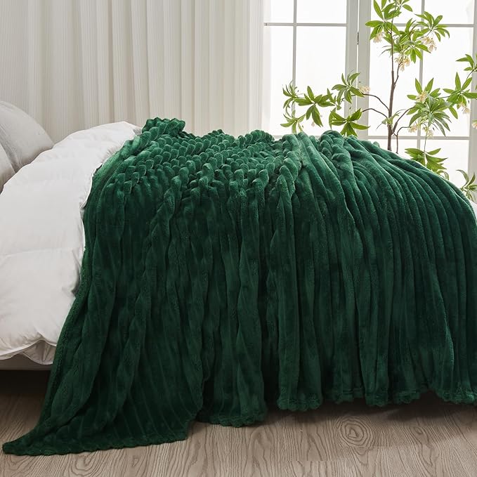 NEWCOSPLAY Super Soft Queen Blanket Dark Green Premium Silky Flannel Fleece 3D Ribbed Jacquard Lightweight Bed Blanket All Season Use (Dark Green Ribbed, Queen(90"x90"))