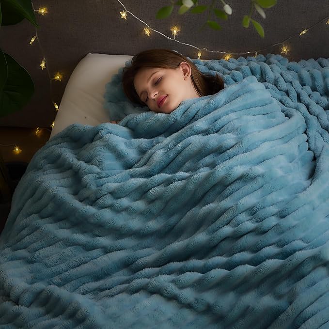 NEWCOSPLAY Super Soft King Blanket Blue Premium Silky Flannel Fleece 3D Ribbed Jacquard Lightweight Bed Blanket All Season Use (Blue Ribbed, King(90"x110"))