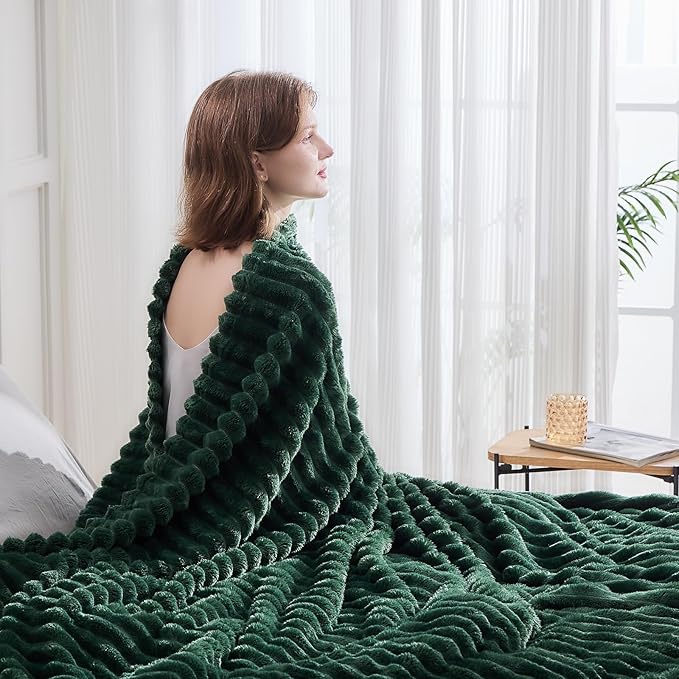 NEWCOSPLAY Super Soft Queen Blanket Dark Green Premium Silky Flannel Fleece 3D Ribbed Jacquard Lightweight Bed Blanket All Season Use (Dark Green Ribbed, Queen(90"x90"))