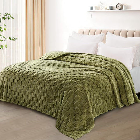 Exclusivo Mezcla King Size Flannel Fleece Blanket, Super Soft and Warm Lightweight Checkered Pattern Blankets for All Seasons, 90x104 Inches, Olive Green